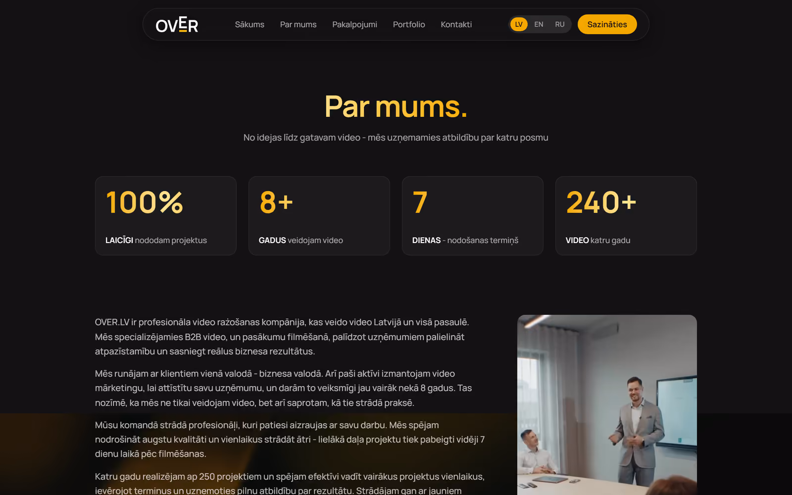 Sadaļa par uzņēmumu ar studijas skaitļiem uz datora